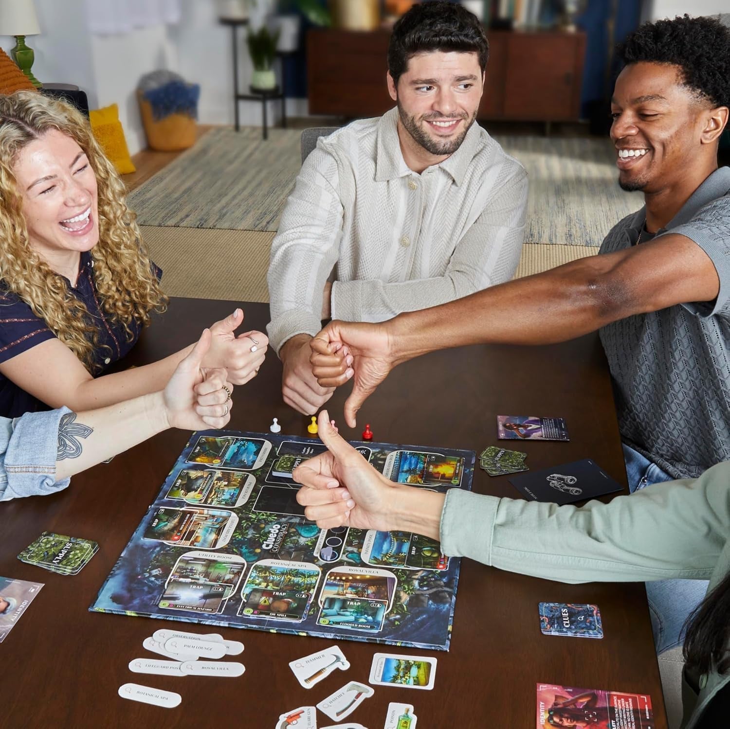 Joc de societate Cluedo Conspiracy de la Hasbro Gaming pentru adulți și adolescenți, versiunea germană a jocului de mister, pentru 4-10 jucători și cu vârsta de 14 ani și peste
