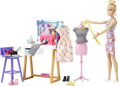 Barbie HDY90 - Modedesigner-Puppe (30,40 cm) & Studio, 25+ Design- und Modezubehör, Design-Schreibtisch, Stuhl, Nähmaschine, Stoffmuster, Schaufensterpuppe & mehr, Spielzeug ab 3 Jahren