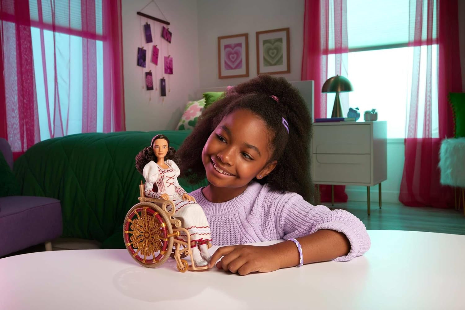 Mattel Wicked Nessarose-Modepuppe und Zubehör, einschließlich Rollstuhl, mit braunem, lockigem Haar, verschiedene Posen möglich und ausziehbarer Ballkleid-Look, HXY36