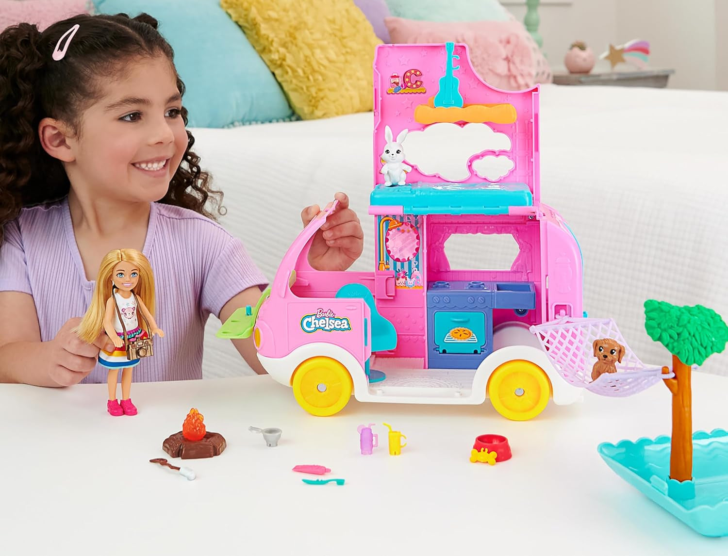 Barbie Chelsea 2-in-1-Camper - Spielzeugfahrzeug mit Pool, Hängematte und Essbereich, für fantasievolles Spielen und Geschichtenerzählen, ab 3 Jahren, HNH90
