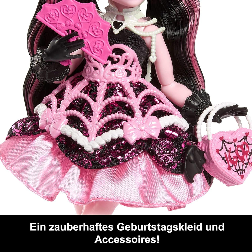 Păpușa Monster High înfricoșătoare și dulce pentru ziua de naștere, Draculaura, într-o rochie roz de petrecere cu accesorii tematice, cum ar fi invitație, balon, cadou, evantai și multe altele, JBG74