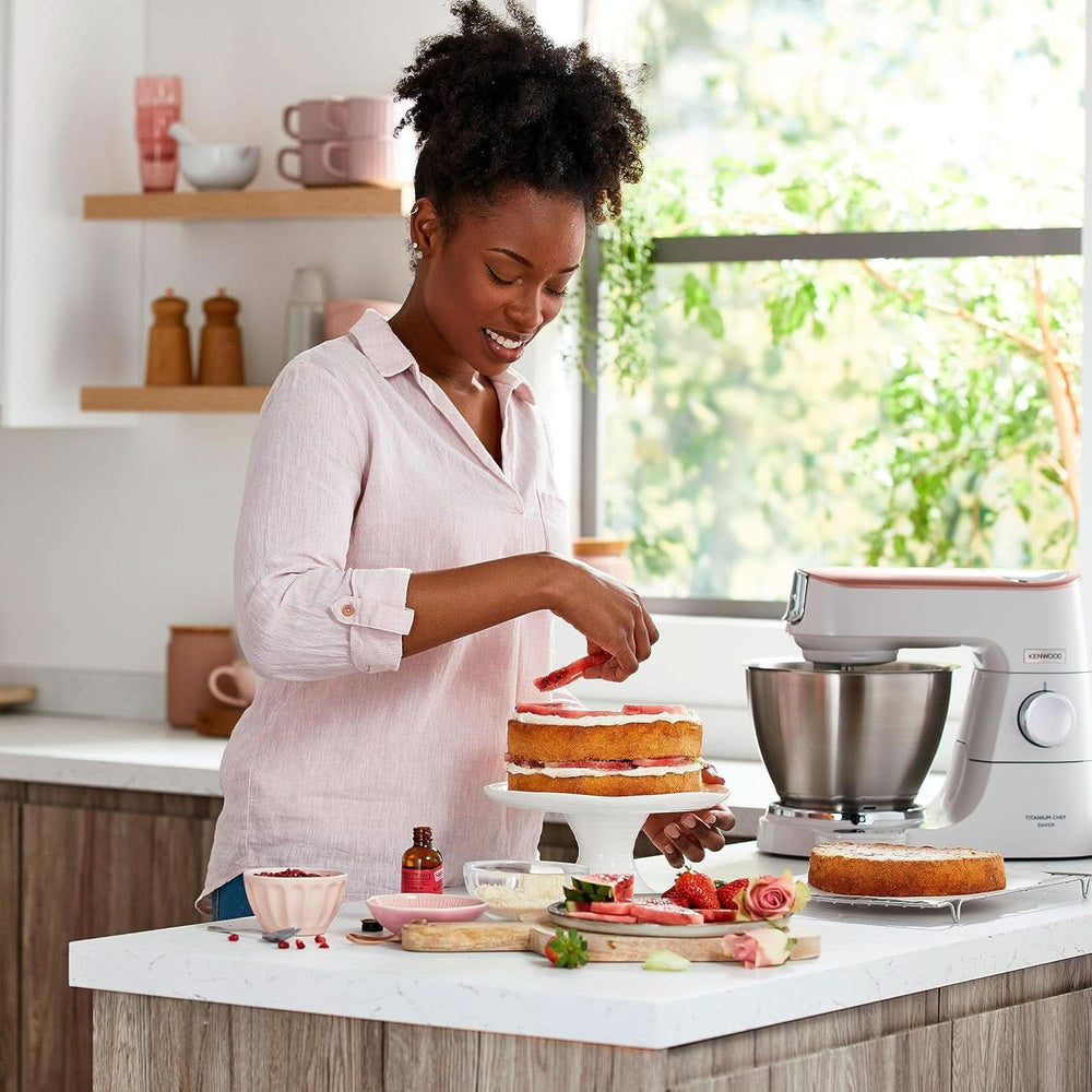 Kenwood Titanium Chef Baker KVC65.001WH, Küchenmaschine Mit Integrierter Waage, 1200 Watt, Inkl. 3-teiliges Patisserie-Set, Spatel & Spritzschutz, Weiß Mutter und Kind Naty Shop