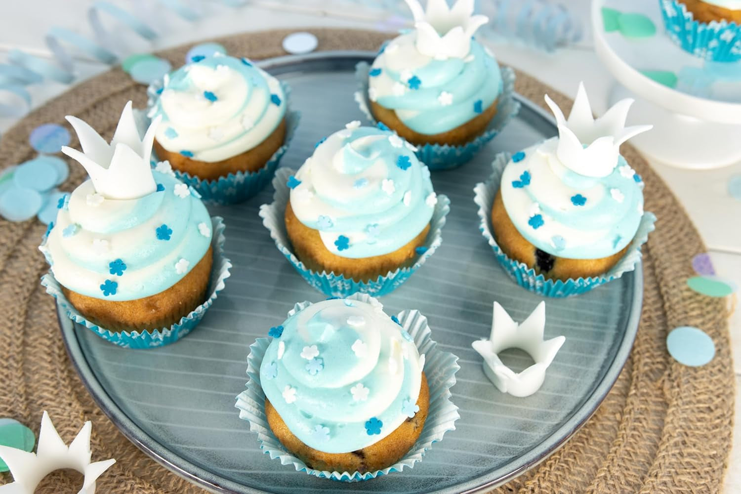 RUF Cupcakes Für Eis-Prinzessinen Und Prinzen, Mit Torten-Creme in Eisblau, Zucker-Eiskristallen Und Fondant Für Zuckerkronen, Inkl. 12 Backförmchen, 1 X 391G Glasuren und Dekor Naty Shop