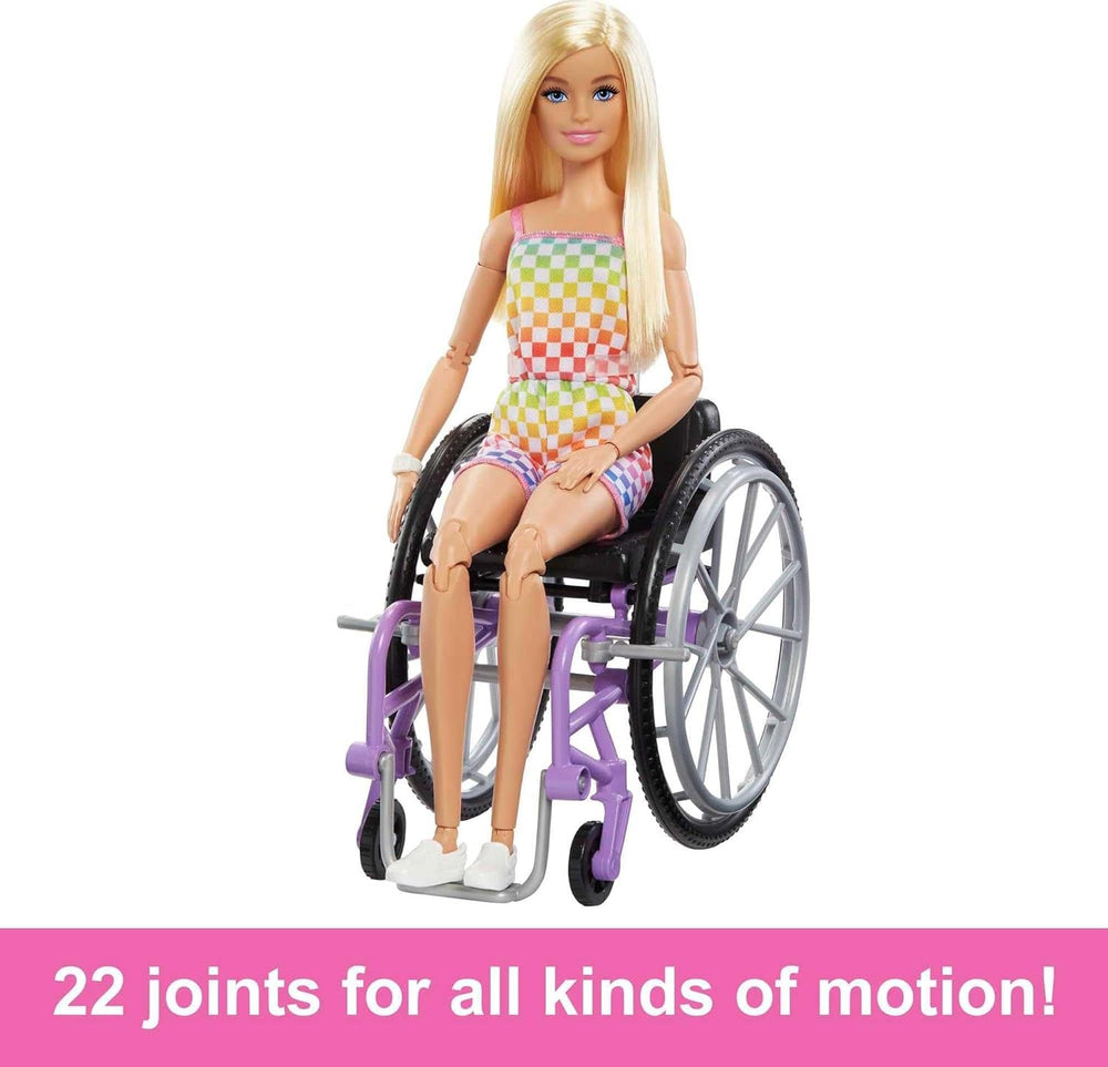 Păpușă Barbie Fashionista, scaun cu rotile cu păr blond și salopetă curcubeu, scaun cu rotile și rampă incluse, cadou de păpușă pentru copii, jucărie pentru vârsta de 3 ani și peste, HJT13