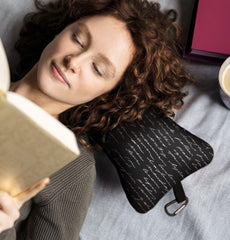 Moses. libri_x Mini Reading Pillow Classics – Pernă de gât pentru călătorii cu carabină practică, pernă compactă pentru mașini, avion și vizite la plajă, pernă de călătorie cu design ergonomic