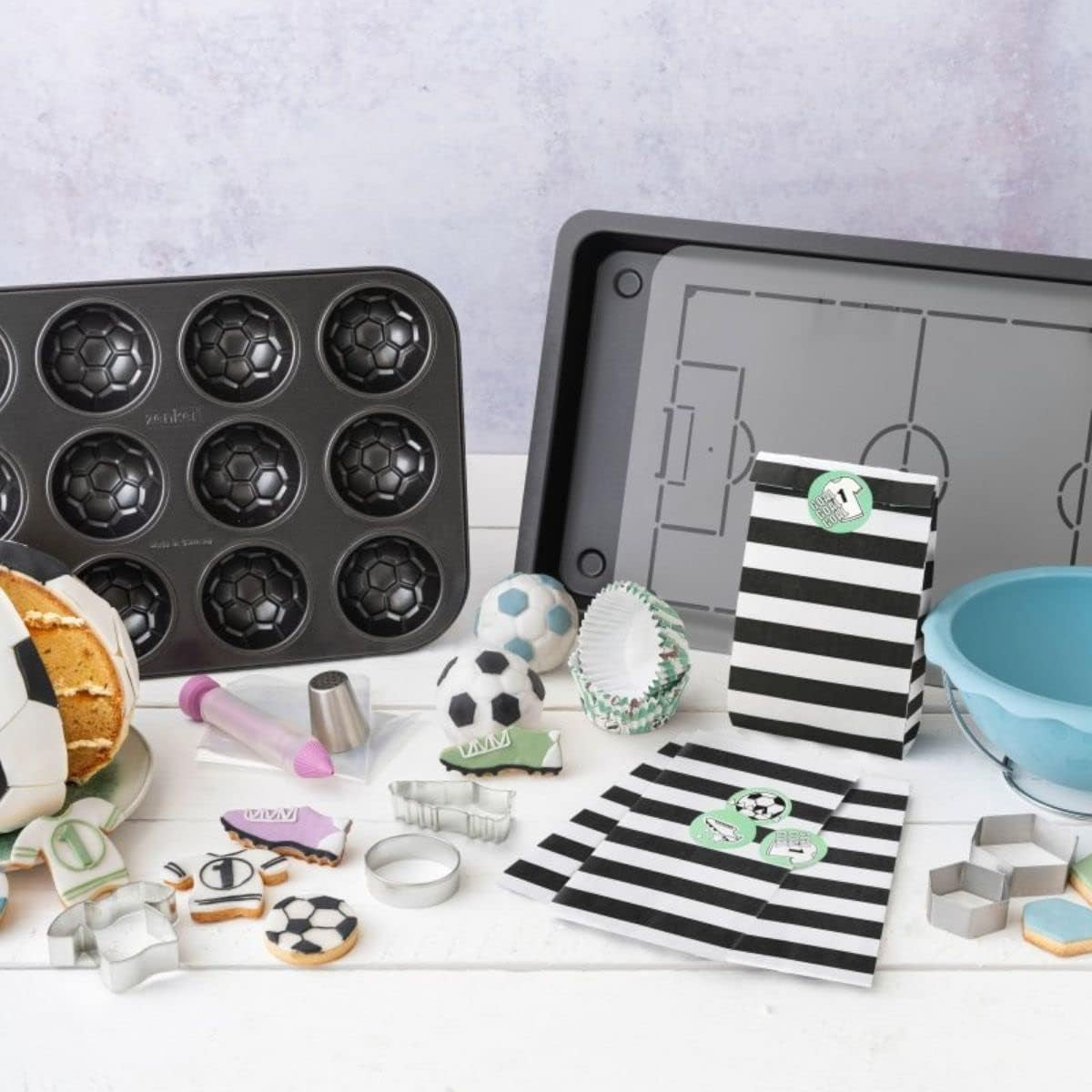 Zenker 12Er Muffinform – Muffinbackblech Für Muffins Und Cupcakes Aus Der Serie Soccer Baking– Hitzebeständiges 12Er Muffinblech Mit Antihaftbeschichtung, Schwarz Formen und Bleche zum Backen Naty Shop