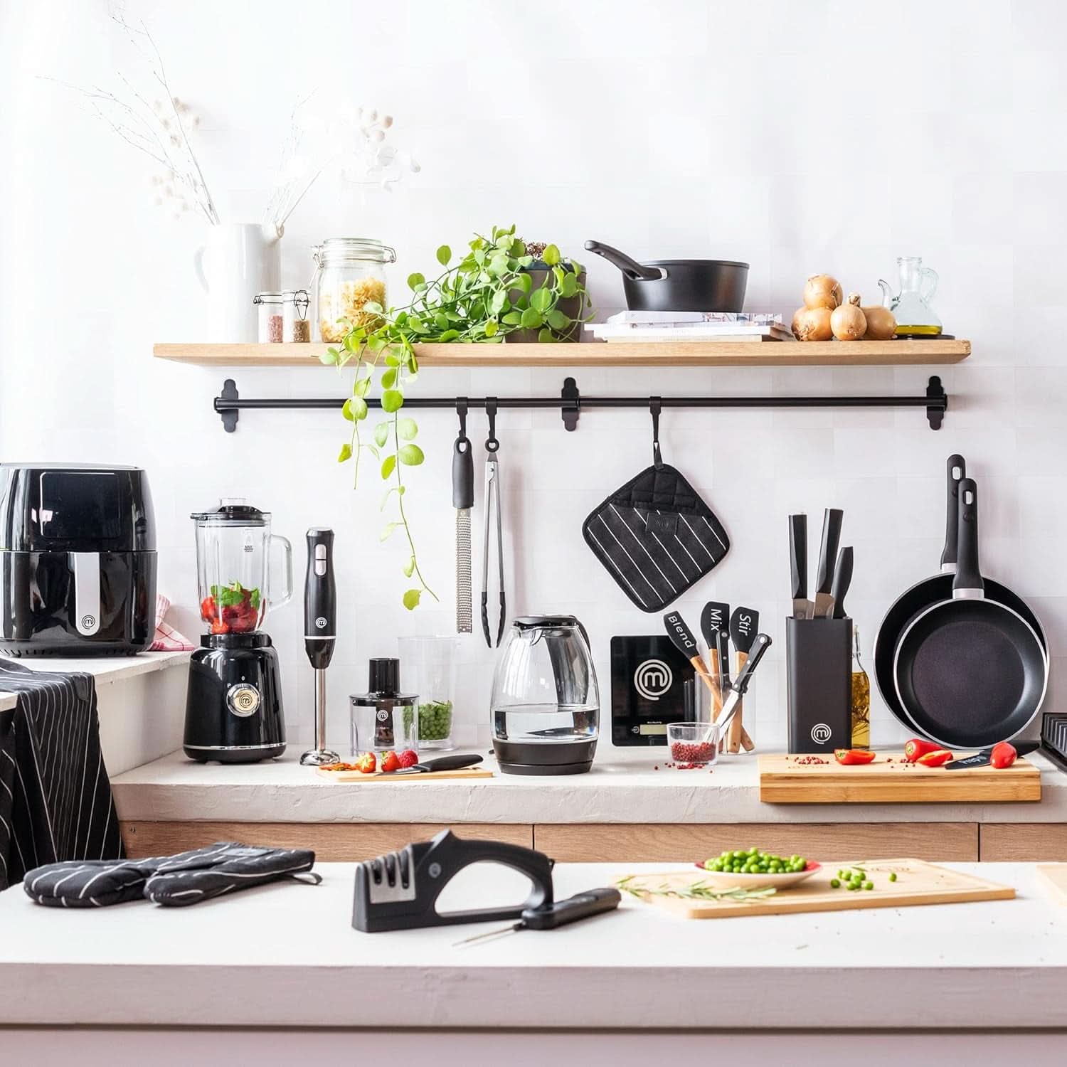 Masterchef Stabmixer, Pürierstab Mit Spritzschutz, Zauberstab Küchengerät, Elektrische Mixstab Hand Blender Mit 2 Geschwindigkeiten, Eintauchfunktion, Spülmaschinenfeste Komponenten, 200W, Schwarz Bucatarie Naty Shop