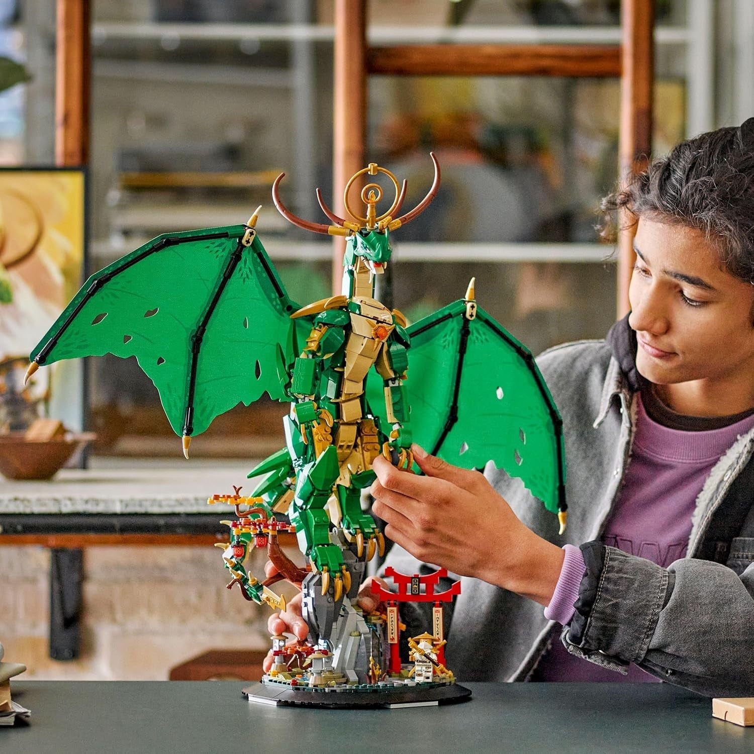 LEGO NINJAGO Wächterdrache Bauset - Mit Drachenfigur, Meister Wu Minifigur & Ständer – Bauspielset für Jungen ab 14 Jahren & Teenager 71847
