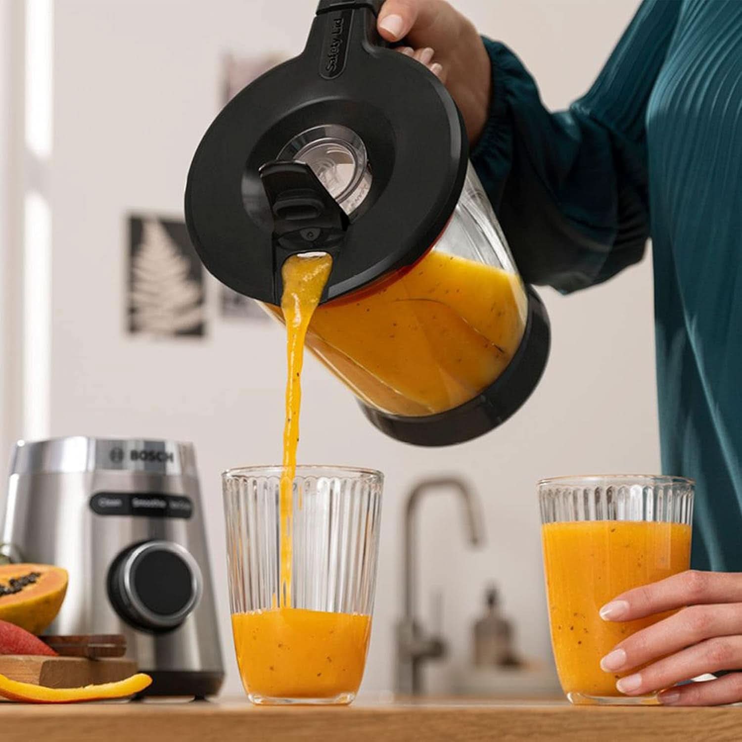 Bosch Standmixer Vitapower Serie 4 MMB6382M, Edelstahl-Klingen Made in Germany, 1.5L Thermosafe Glasbehälter, Stopfer, Sicherheitsdeckel, Spülmaschinengeeignete Teile, 30.000 U/Min, 1200 W, Edelstahl Kitchen Naty Shop