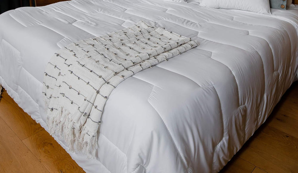 COLAS NORMAND Anti-Milben- und antibakterielle Steppdecke, leicht, 200 x 200 cm, langanhaltende Wirkung, perfekte Hygiene, Mikrofaser, weich und bequem, waschbar, französisch, weiß 53130248 Naty Shop Steppdecken und Quilts