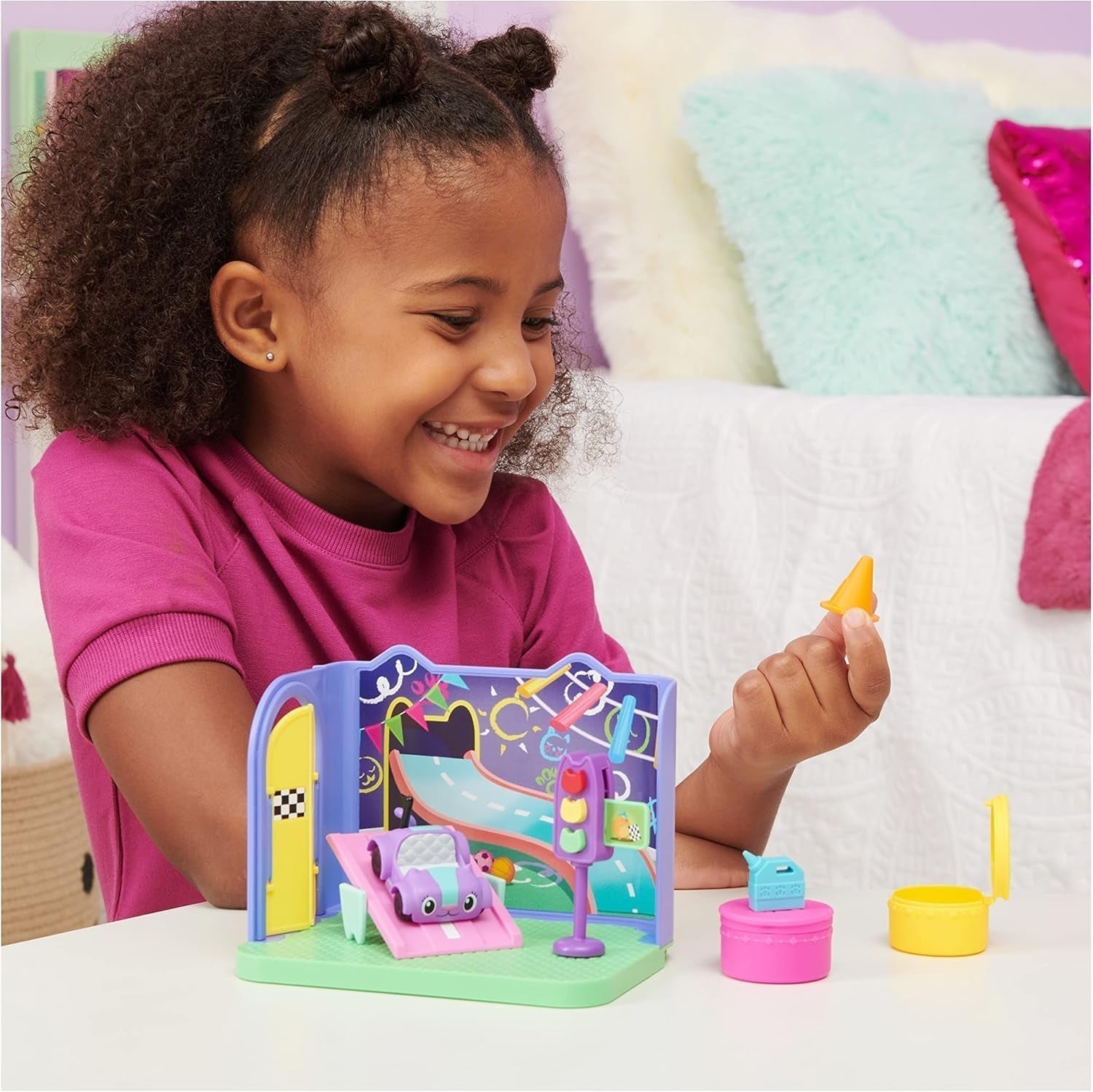 Gabby's Dollhouse Deluxe Room, cameră de joacă Purr-Ific, cameră de joacă cu mașină de jucărie Carlita, 2 piese de mobilier și 2 cutii surpriză cu accesorii, potrivită pentru copii de 3 ani și peste Casute de papusi Naty Shop