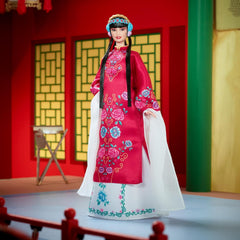 BARBIE Lunar New Year Barbie Puppe - Traditionelles Kleid in glücksbringendem Rot mit Pfingstrosenmuster, cyanblaue Schuhe mit pinken Troddeln, inspiriert von der Peking-Oper, HRM57