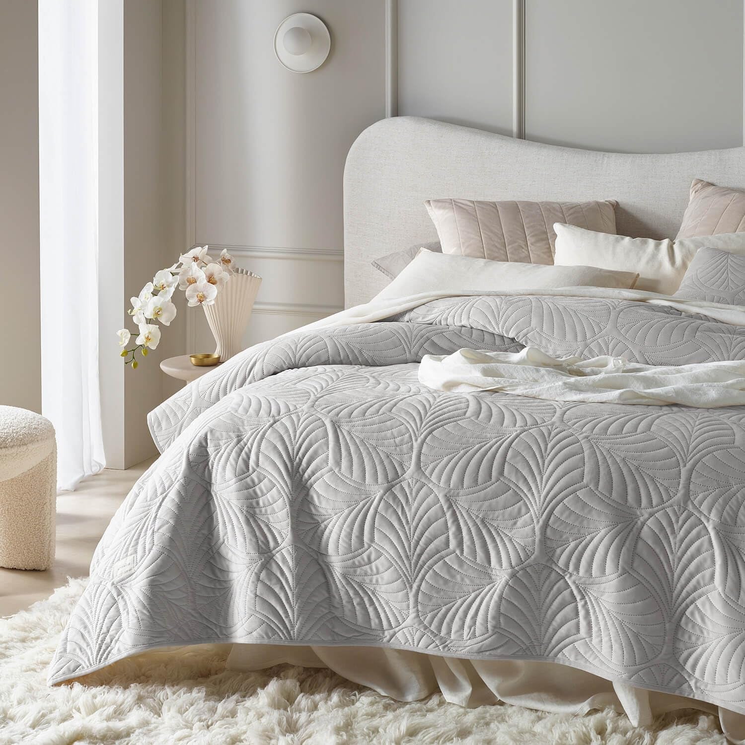 ROOM99 Feel Cuvertură de pat elegantă în bej 220 X 240 Cm Cuvertură de pat versatilă ca cuvertură de pat sau canapea Pătură de aruncare pentru pat și canapea Stil de cuvertură Ideal ca cuvertură de pat Catifea catifea Paturi si Cuverturi Besuche den ROOM99-Store Gri deschis 220X240