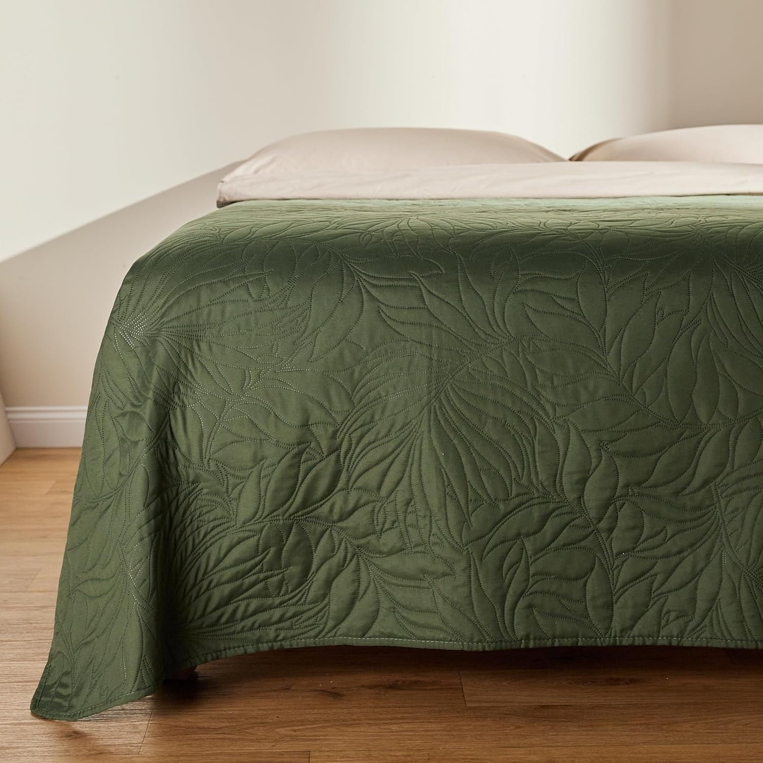 ESSEX – Tagesdecke 200 x 220 cm, ideal für das Schlafzimmer, weiche und bequeme Tagesdecke, moderne Steppung – botanische, grüne Betten und Decken. Besuchen Sie den ESSEX-Store