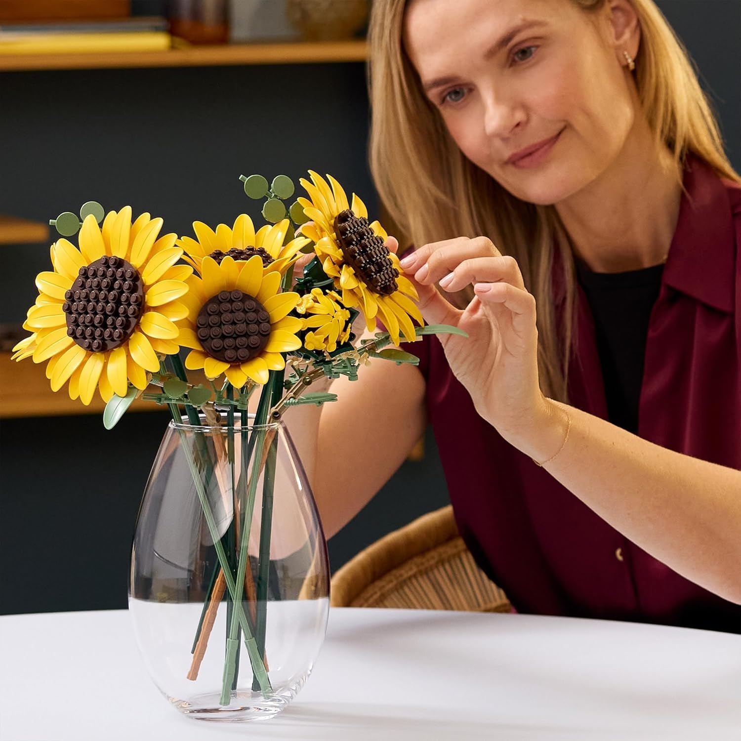 LEGO Botanicals Sonnenblumenstrauß - Kunstblumen Set für Erwachsene - Künstliche Sonnenblumen & Eukalyptuszweige für Deko im Wohn- oder Schlafzimmer - DIY Geschenkidee für Frauen - 11502
