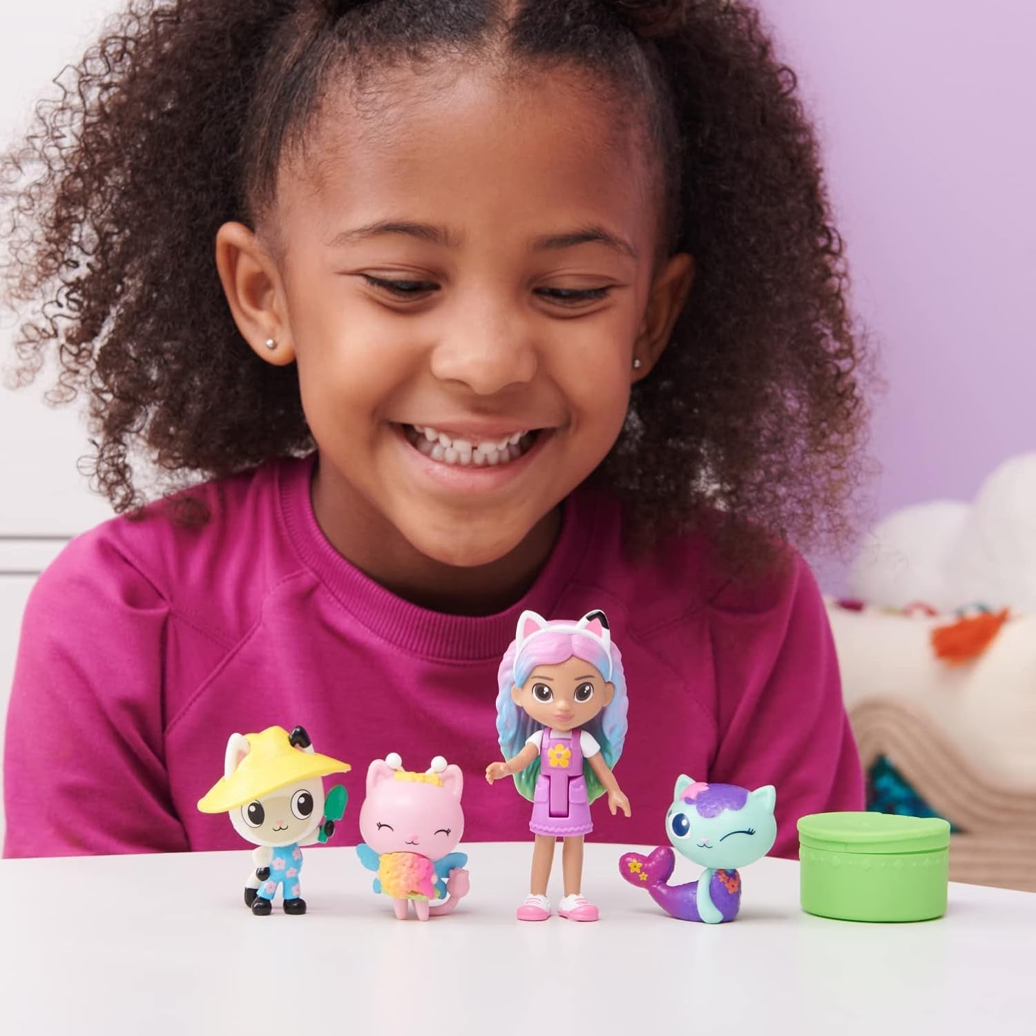 Gabby‘s Dollhouse, Regenbogen Figuren Set, Gabby mit 3 Katzenfiguren und 1 Cat Delivery Überraschungsbox, geeignet für Kinder ab 3 Jahren