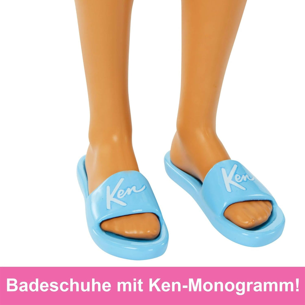 Barbie Ken - Păpușă blondă cu cămașă albastră și șorț de baie, accesorii de plajă și minge de plajă pentru joacă creativă, pentru copii cu vârsta de 3 ani și peste, HPL74