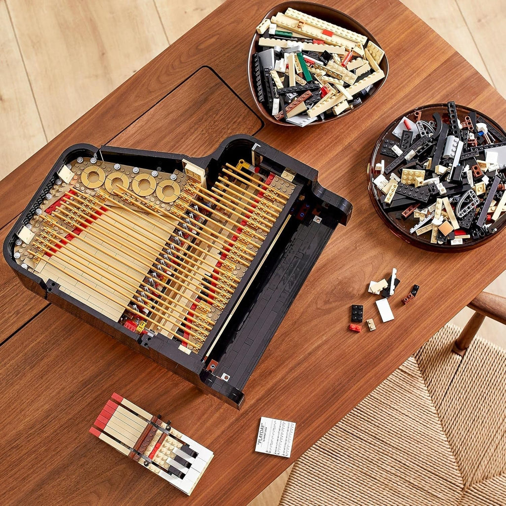 LEGO Ideas Concert Grand Piano (21323); Set de construcție; Propriul dvs. pian de concert; Proiect de modelare excelent pentru pianistul talentat, muzician, iubitor de muzică sau pasionat (3.662 piese) Seturi de constructie Besuche den LEGO-Store