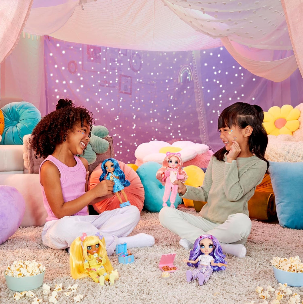 Rainbow High Junior High PJ Party - Bella (Pink) - 22 cm Puppe mit weichem Einteiler, Hausschuhen und Spielzubehör - Kinderspielzeug - Ideal für 4-12 Jahre