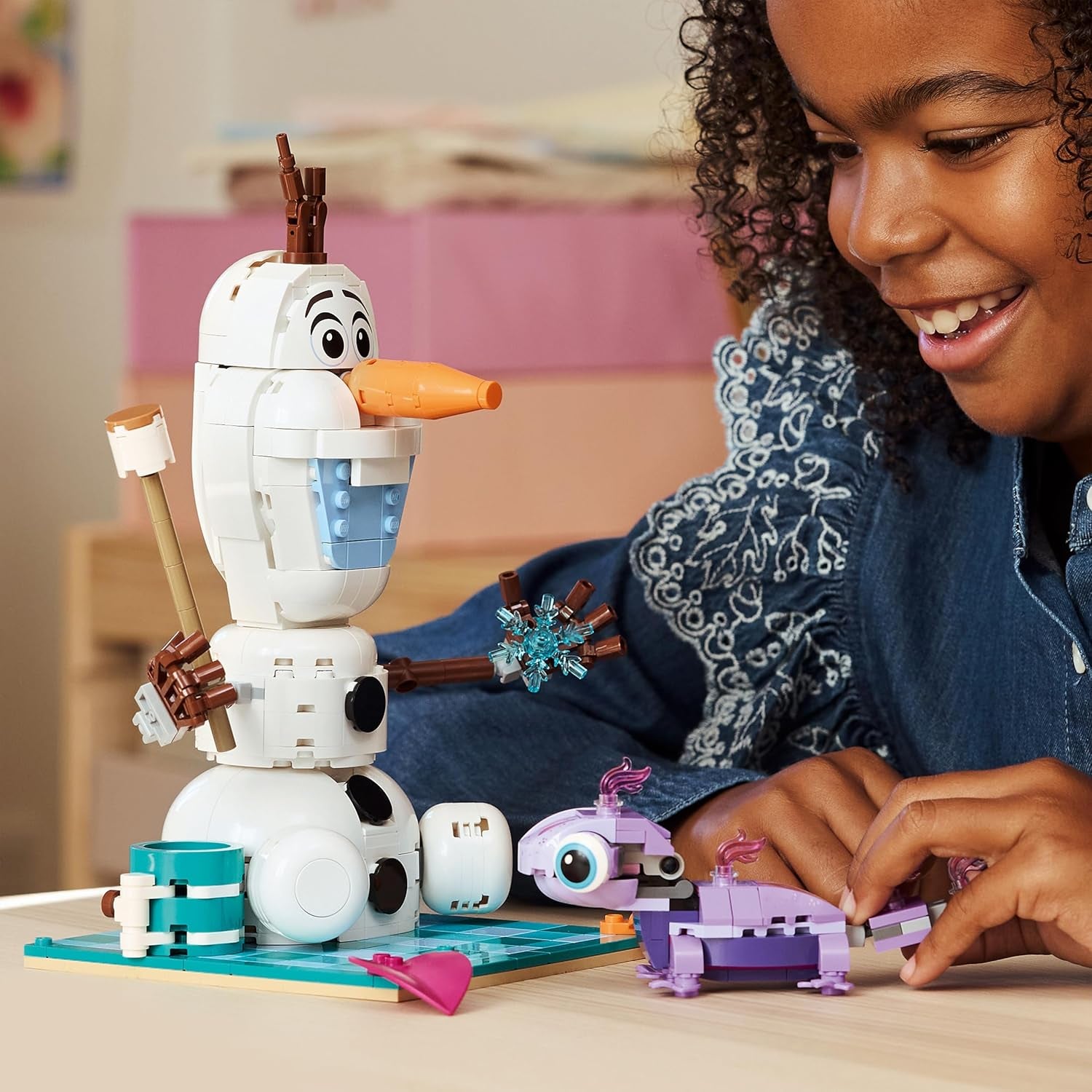 LEGO ǀ Disney Frozen Picknickspaß mit Olaf und Bruni - Schneemann Figur mit Picknickdecke und Zubehör - DIY Deko fürs Schlafzimmer - Geschenk für Mädchen ab 7 Jahren und Frozen Fans - 43287