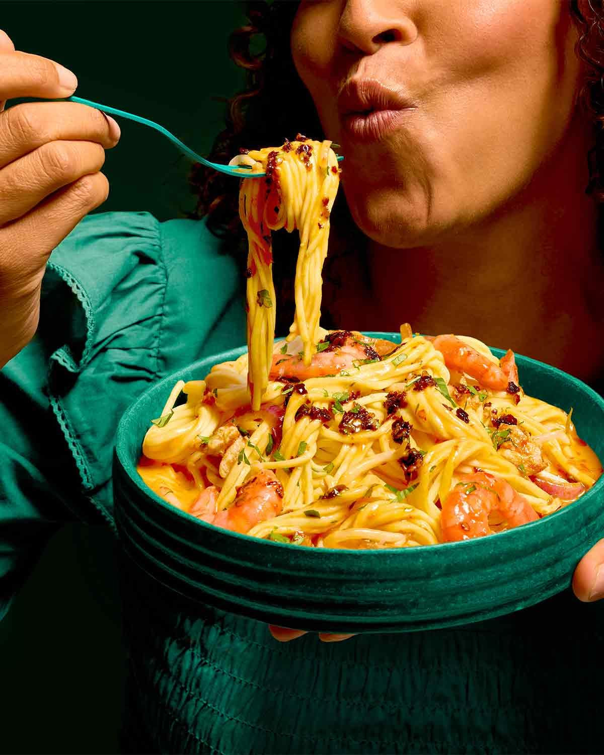 Tăiței din ou LEE KUM KEE - tăiței din ou asiatici, clasicii pentru mâncăruri la wok și supe, tăiței semi-uscați, gata în 3 minute, două porții per pachet, pachet multiplu de 6 x 180g