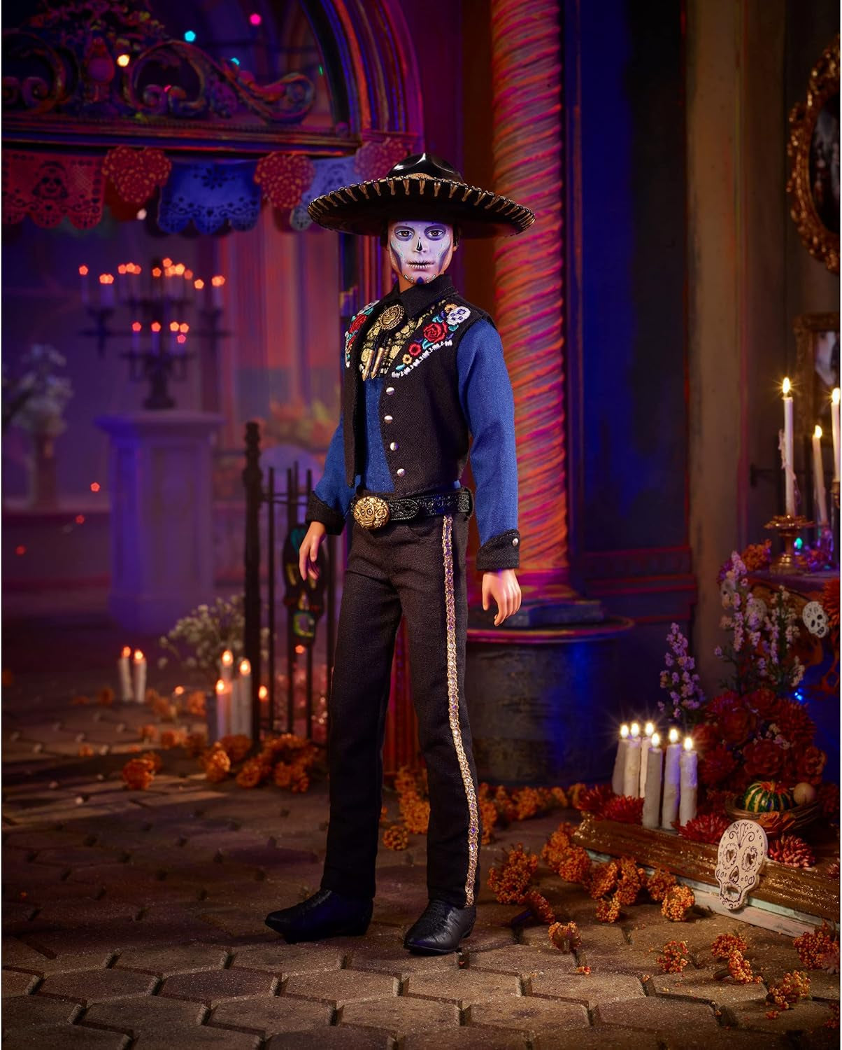 Păpușă Ken Barbie 2022 Día De Muertos cu cămașă, vestă și sombrero, vopsea de față Calavera, cadou pentru colecționari