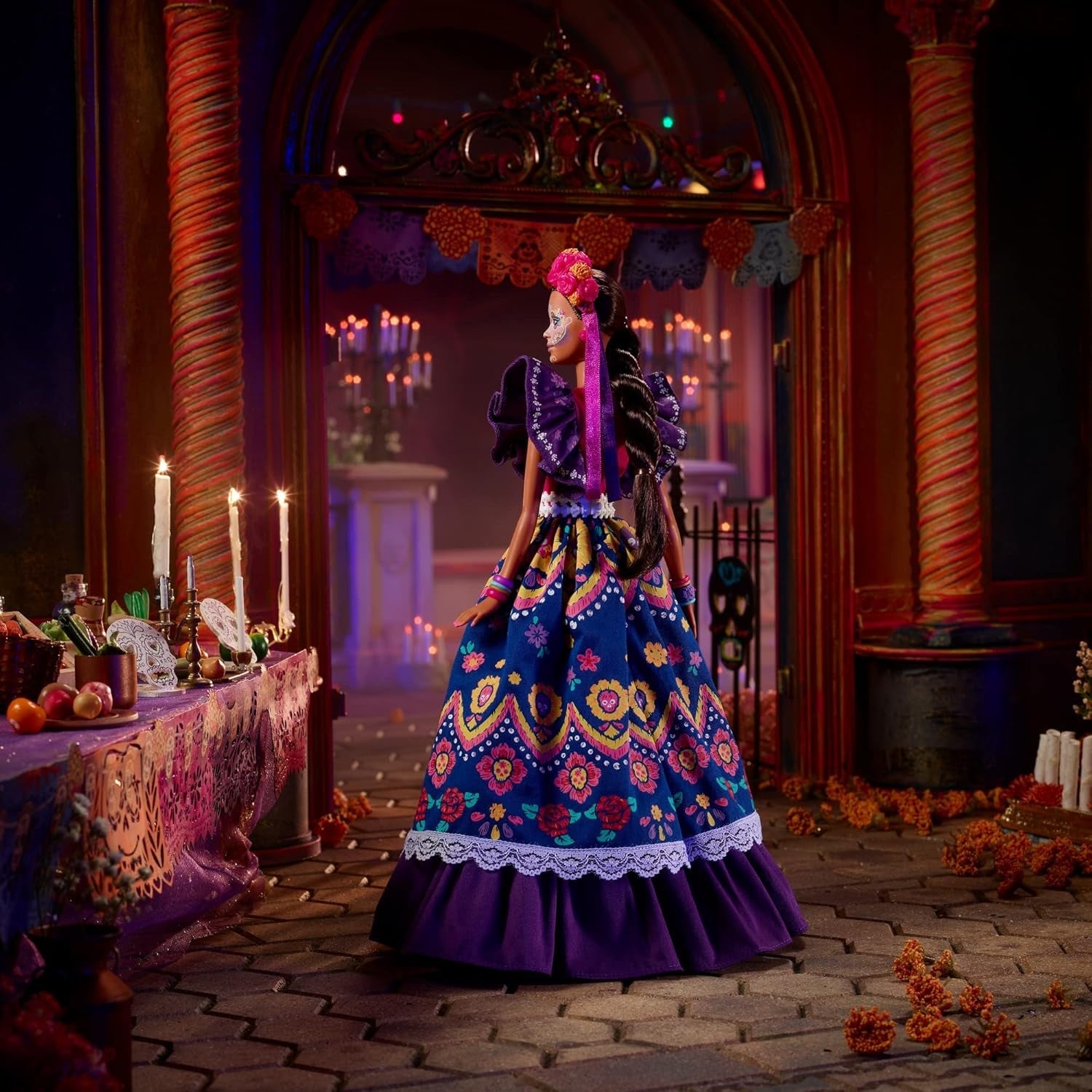 Păpușă Barbie 2022 Día De Muertos cu rochie tradițională cu volane, coroană de flori și vopsea facială Calavera, cadou pentru colecționari