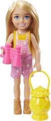 Barbie Chelsea Serie, Chelsea Camping Puppe mit blonden Haaren, Haustier Eule, Schlafsack, Kissen, Laterne, Fernglas, Camping Zubehör, Geschenk für Kinder, Spielzeug ab 3 Jahre, HDF77