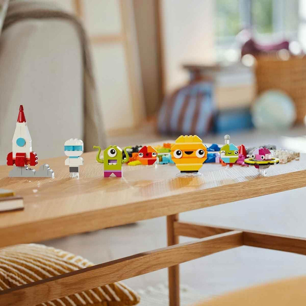 LEGO Classic Kreative Weltraumplaneten, baubares Sonnensystem-Modell für Kinder, Weltraum-Spielzeug mit Rakete, Raumschiff, Planeten und Alien, Geschenk für Kinder, Jungs und Mädchen ab 5 Jahren 11037