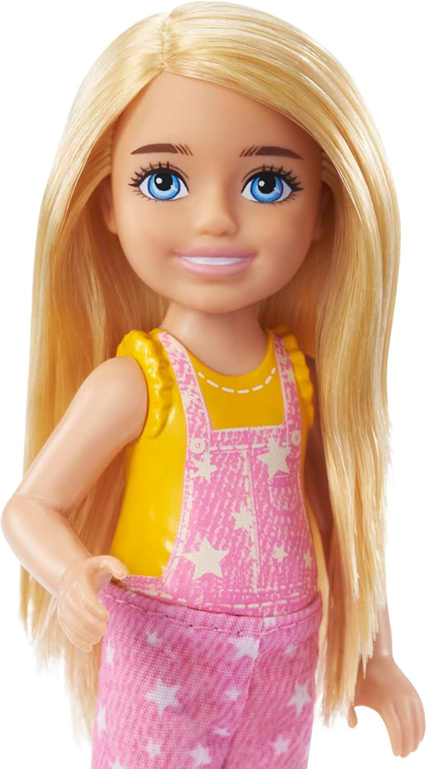 Barbie Chelsea Serie, Chelsea Camping Puppe mit blonden Haaren, Haustier Eule, Schlafsack, Kissen, Laterne, Fernglas, Camping Zubehör, Geschenk für Kinder, Spielzeug ab 3 Jahre, HDF77
