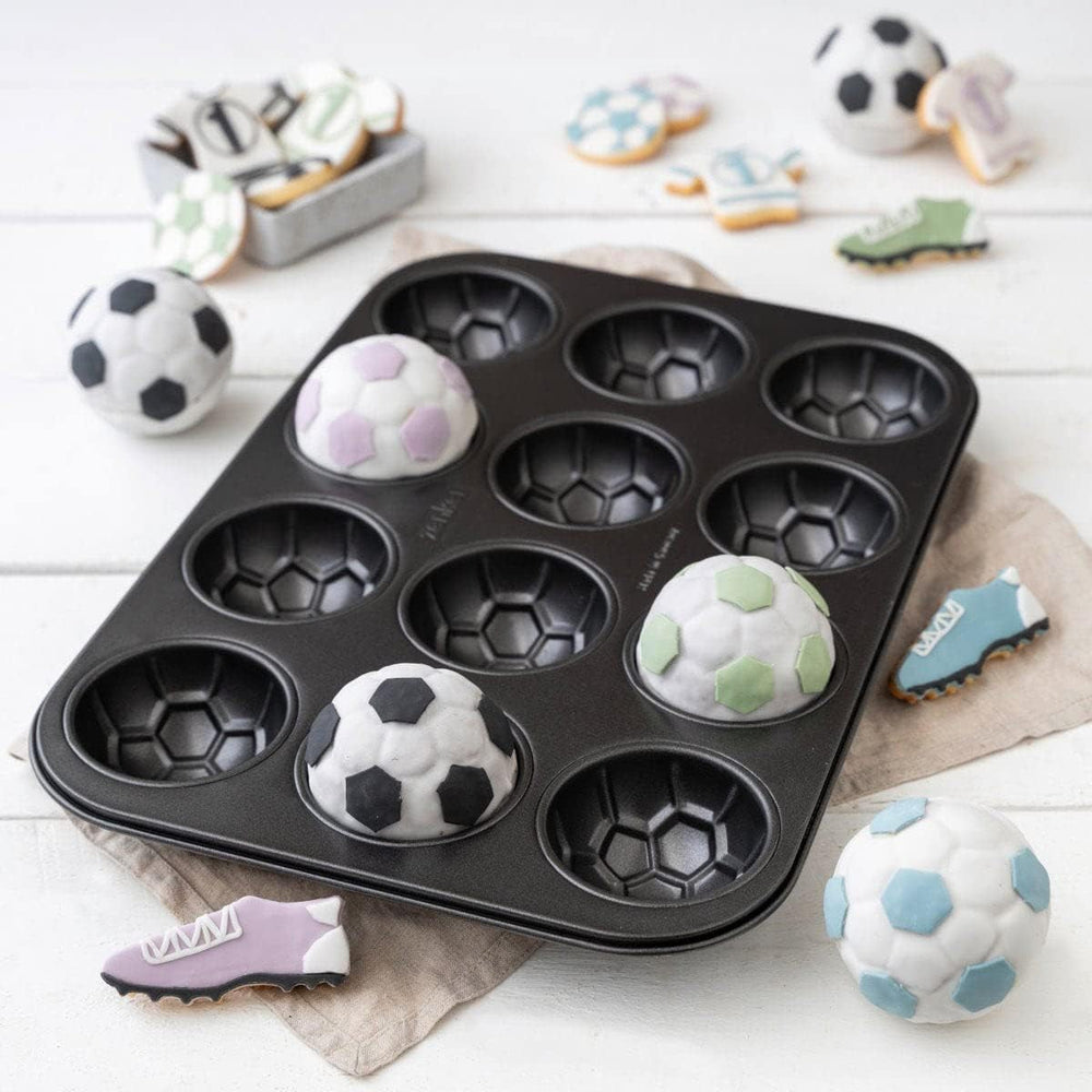 Zenker 12Er Muffinform – Muffinbackblech Für Muffins Und Cupcakes Aus Der Serie Soccer Baking– Hitzebeständiges 12Er Muffinblech Mit Antihaftbeschichtung, Schwarz Formen und Bleche zum Backen Naty Shop