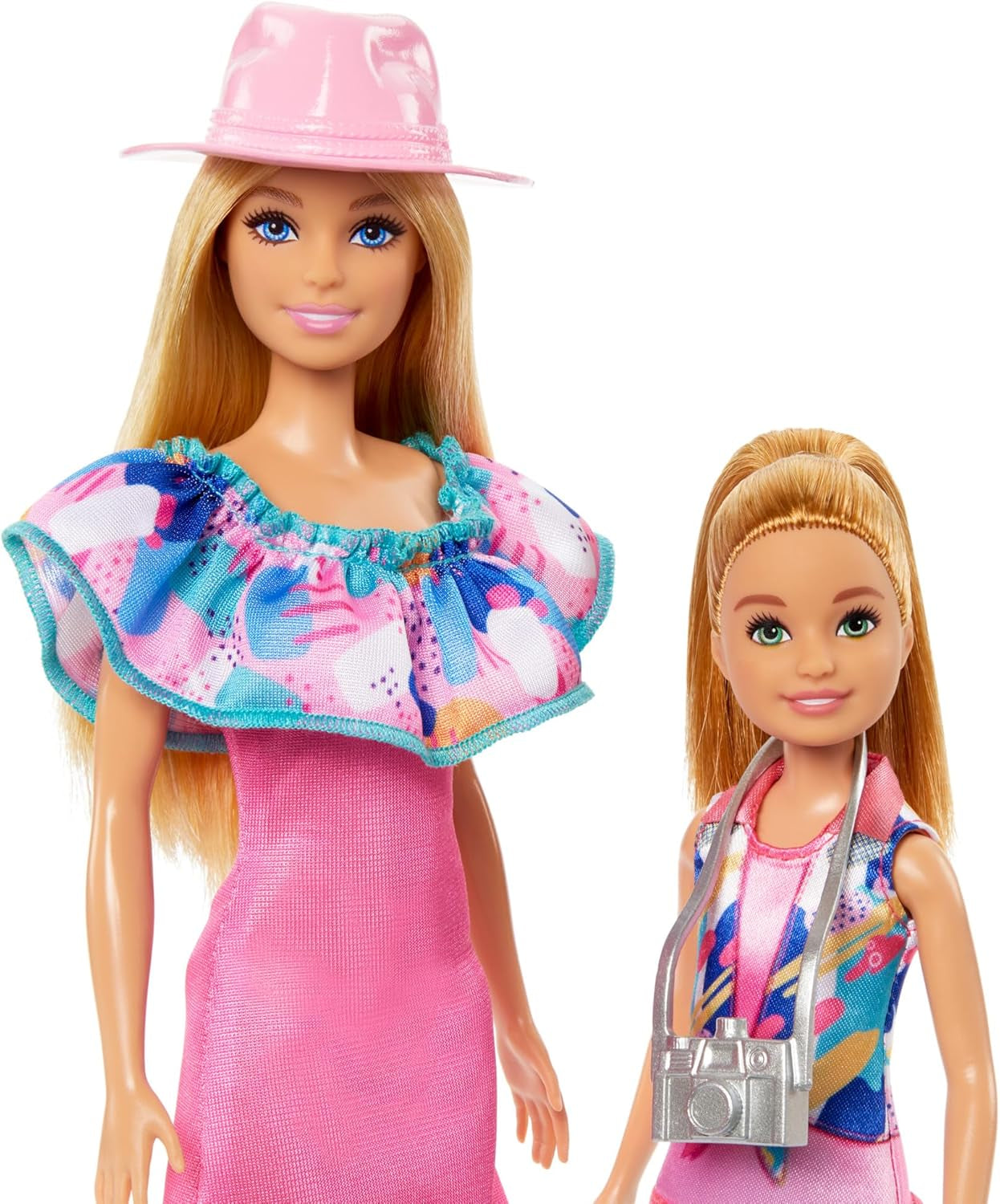 Barbie și sora mai mică Stacie - Asigură aventurile fraților în haine de vară și accesorii, inclusiv aparat de fotografiat, binoclu, pălărie de vară și două pălării mici, pentru copii de la 3 ani, HRM09 Papusi Naty Shop