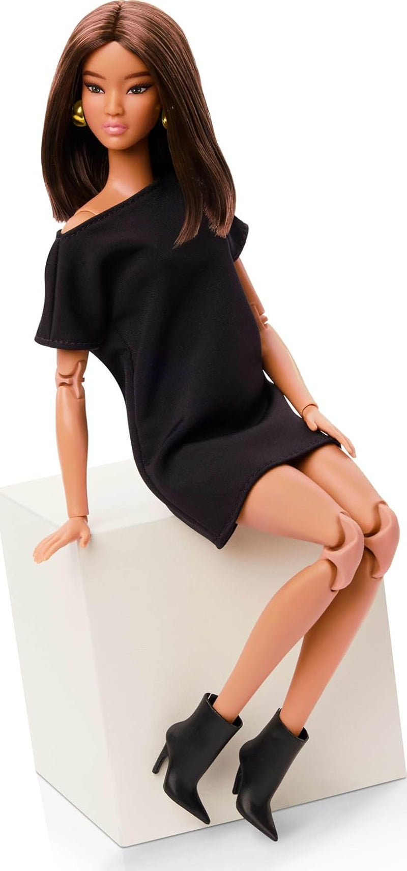 Barbie Basics Modell 1 Sammlerpuppe mit brünettem Haar, schwarzem Minikleid und Schuhen, universellem modischem beweglichem Körper und austauschbarem Kopf JBH72 Naty Shop Dolls