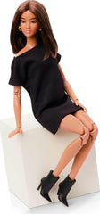 Barbie Basics Model 1, Păpușă de colecție cu păr brunet, rochie mini neagră și pantofi, modă cu potrivire universală, corp articulat și cap interschimbabil, JBH72
