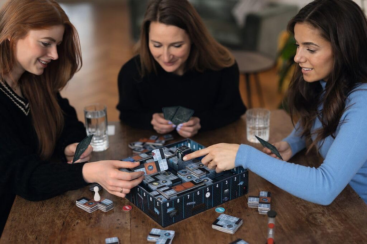 Moise. Sebastian Fitzek Underground, un joc thriller 3D inovator pentru fanii jocurilor de evadare, un joc de societate cooperativ de Marco Teubner cu diferite niveluri de dificultate, pentru vârste de 12 ani și peste.