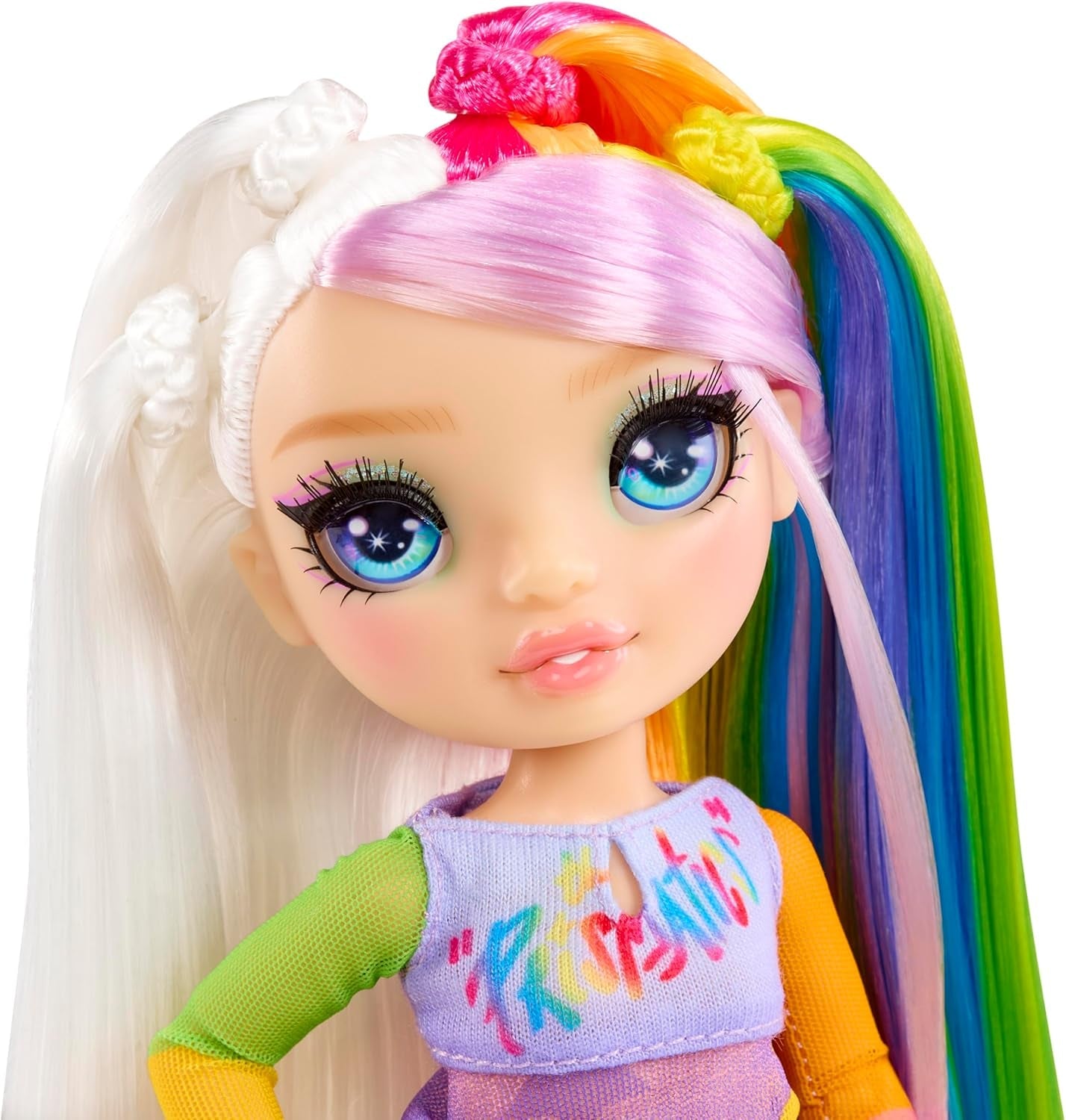 Rainbow High Junior High Rock Band - Bella, Pink - 23 cm Modepuppe mit Bassgitarre, Individuell mit Aufklebern Gestaltbar, Beweglich, Süßes Spielzeug für Kinder ab 4 Jahren