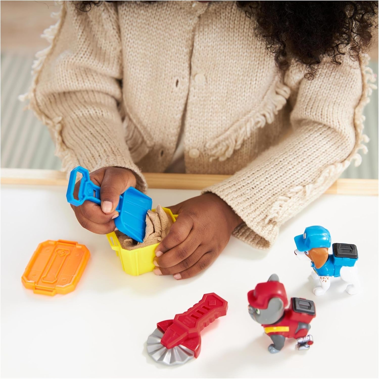 Rubble & Crew – Actionfiguren-Set mit Charger & Wheeler Hundefiguren, 2 Bauspielzeugen und 85g Kinetic Sand Build-it-Sand, Spielzeug geeignet für Kinder ab 3 Jahren