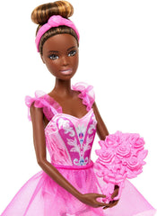 ​Barbie Ballettstudio Set mit 2 Puppen und 9 Zubehörteilen, blonde und brünette Ballerina-Modepuppen mit zusätzlichem Outfit und zum Tanzmotto passenden Teilen, HXC37
