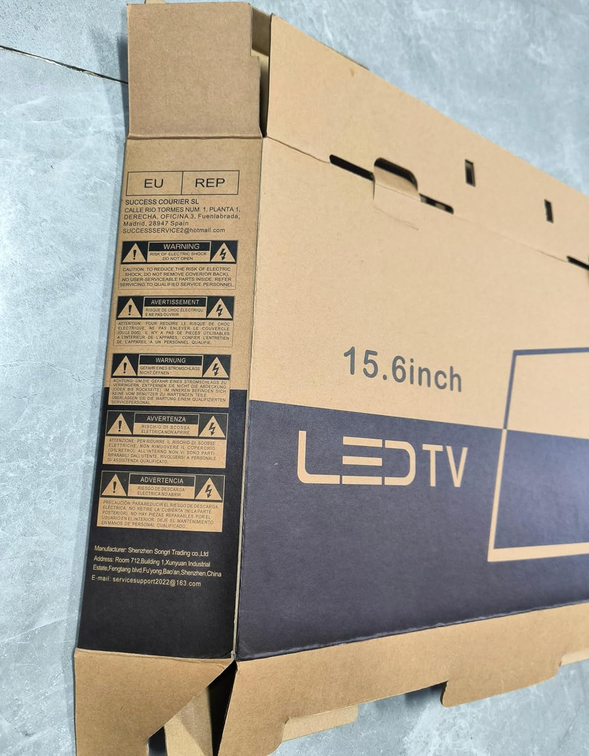 Televizor digital Freeview de 16 inci, tuner DVB-T2, intrare AV, HDMI/VGA, port USB, alimentare de la mașină (12 volți) sau de la rețea, telecomandă