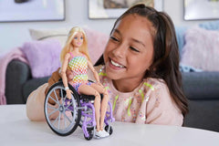 Păpușă Barbie Fashionista, scaun cu rotile cu păr blond și salopetă curcubeu, scaun cu rotile și rampă incluse, cadou de păpușă pentru copii, jucărie pentru vârsta de 3 ani și peste, HJT13