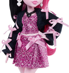Păpușa Monster High, Draculaura cu rochie roz cu funde și cardigan negru, cu liliacul Contele Fabulos și 7 accesorii precum ramen, ruj și geantă, JHK29