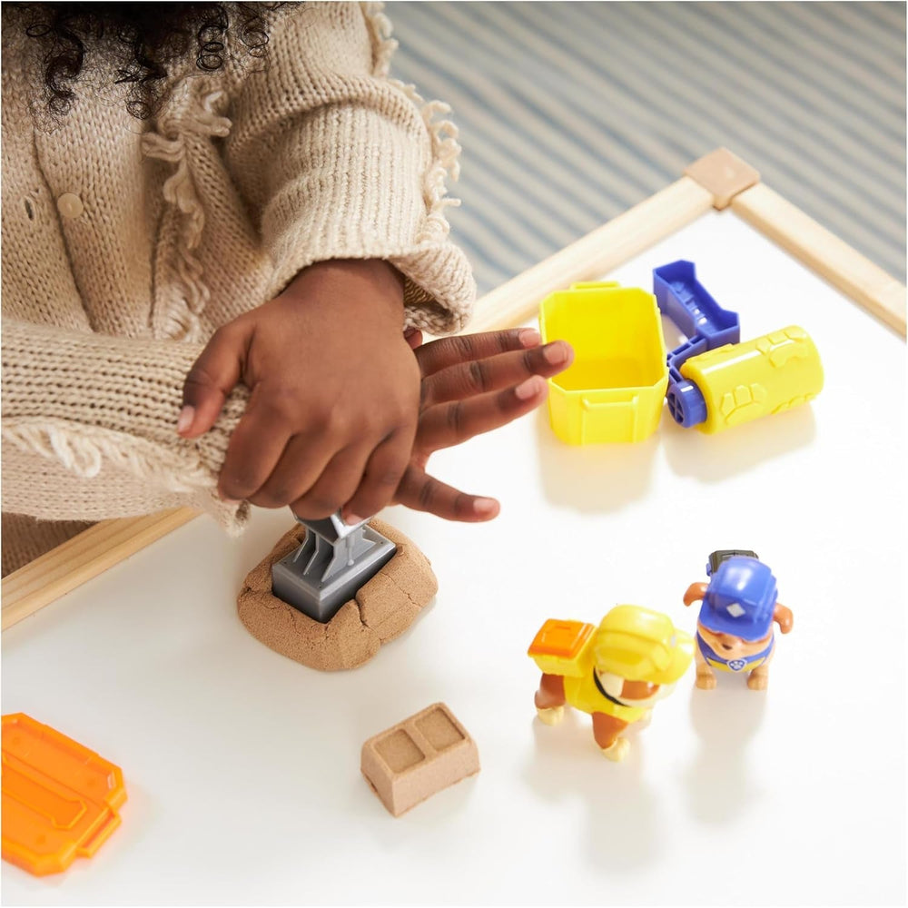 Rubble & Crew – Actionfiguren-Set mit Rubble & Mix Figur, 2 Bauspielzeugen und 85g Kinetic Sand Build-it-Sand, Spielzeug geeignet für Kinder ab 3 Jahren