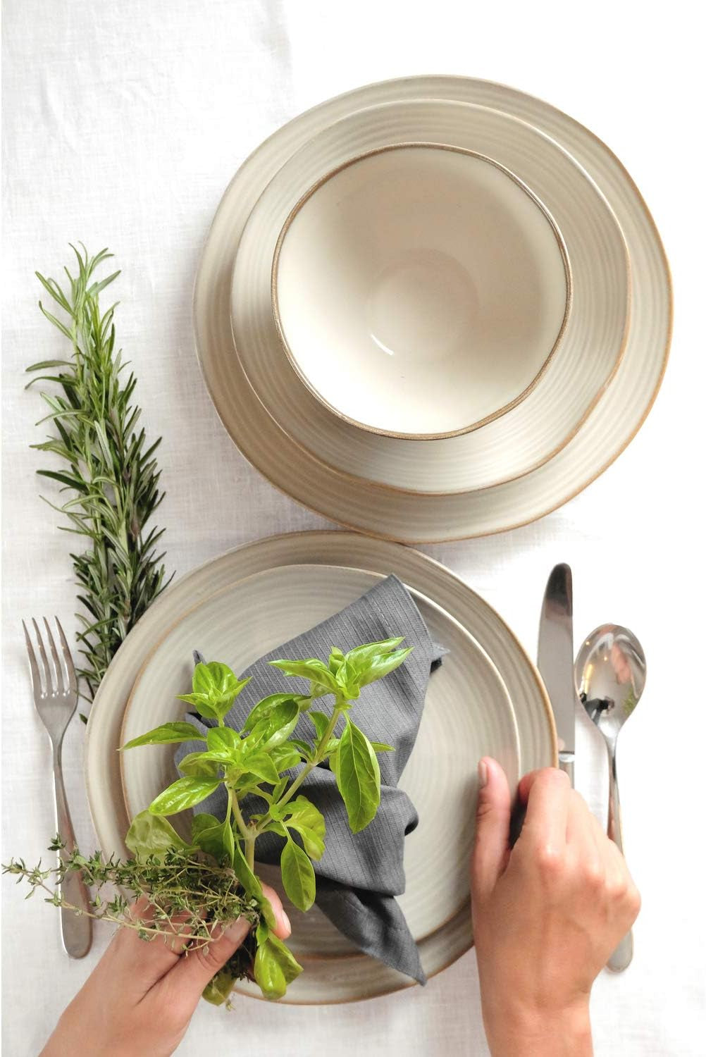 MÄSER 931818 Serie Nottingham Vintage Geschirr-Set Für 4 Personen, 12-Teiliges Frühstücksservice Mit Unregelmäßig Runden Formen Im Retro Look, Steinzeug, Beige Seturi vesela masa Naty Shop