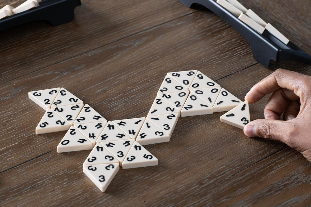 Goliath - Triominos Classic - Beliebtes Brettspiel für Jugendliche und Erwachsene ab 6 Jahren - Familienspaß und Partyspiel für 2-4 Spieler - Mit Taktiken und Strategien für Kinder und Erwachsene