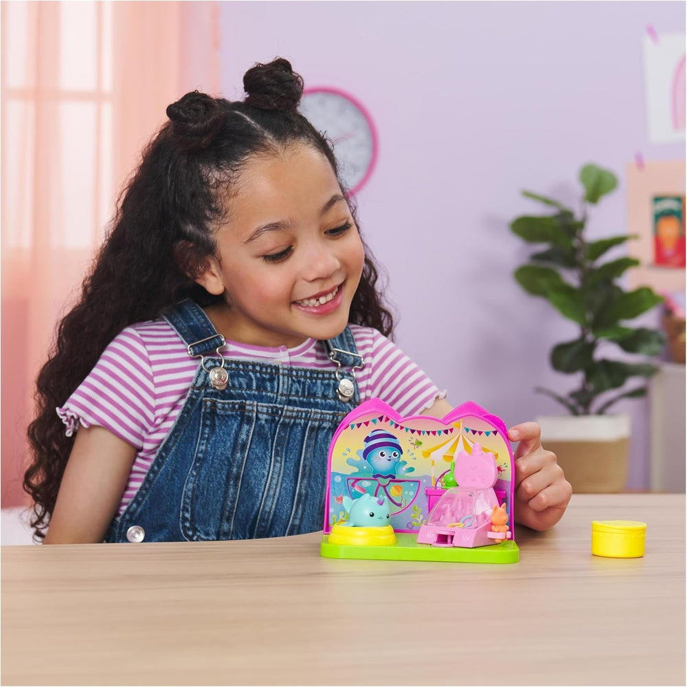 DREAMWORKS CASA DE PĂPȘI A LUI GABBY - Set de joacă Deluxe Room, cameră de petrecere cu Kitty Narwhale, mobilier și accesorii tematice, vârste 3+