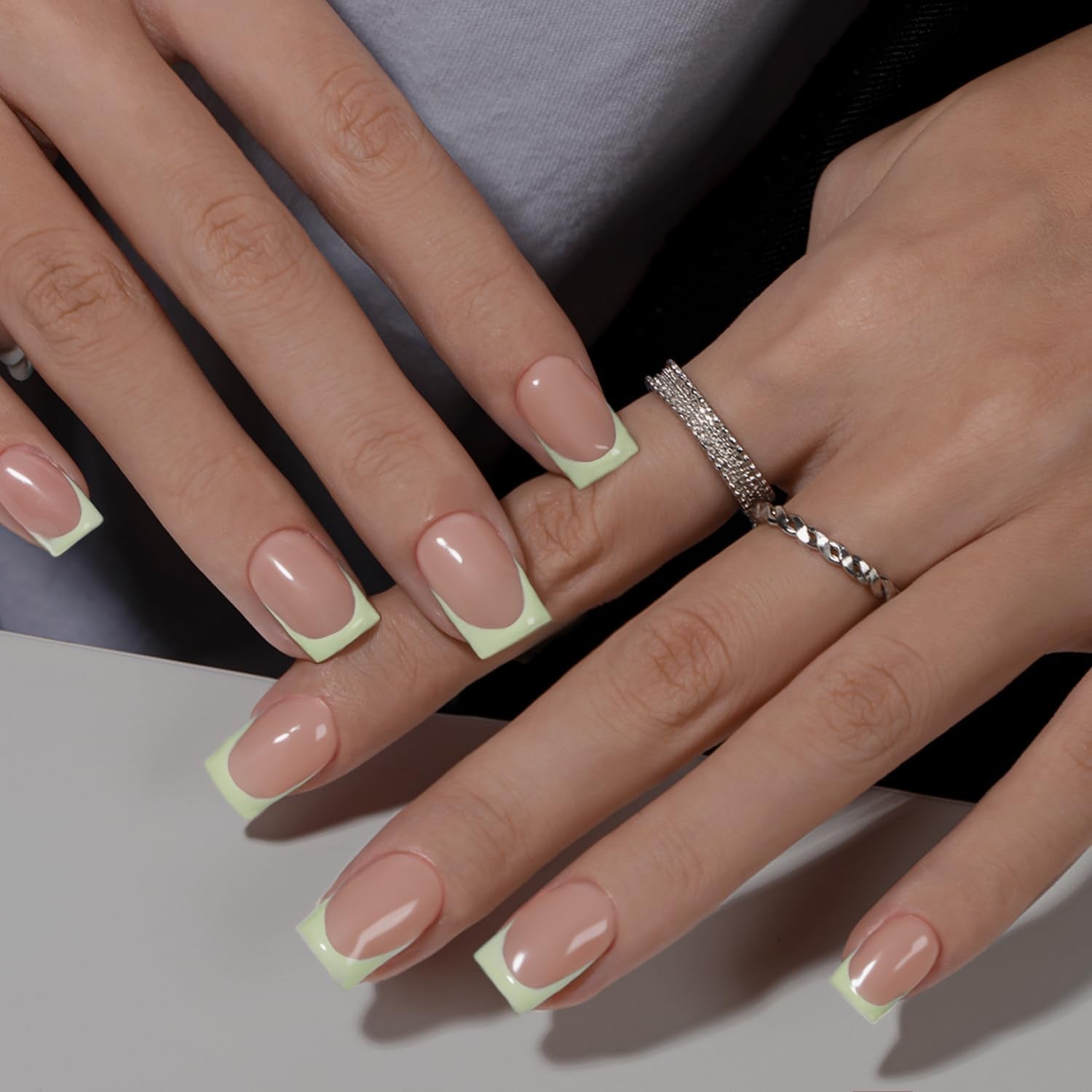 Unghii false cu vârf francez scurt – 30 de bucăți de unghii negre pentru a le lipi pe unghii scurte pătrate, unghii false cu vârf francez cu lipici, set unghii artificiale pătrate pentru femei