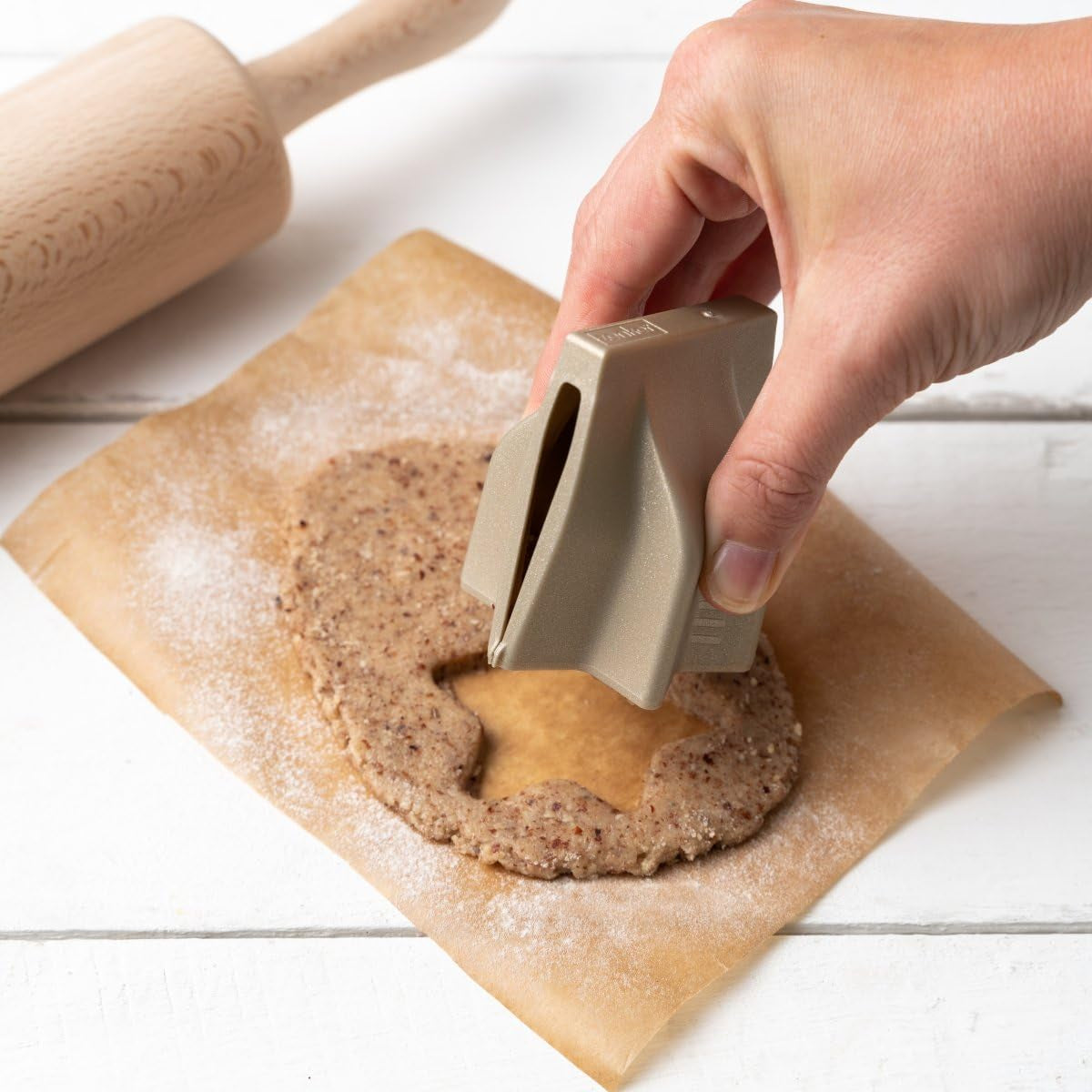 Formă de stea cu scorțișoară Zenker cu mecanism de pliere – Formă ergonomică pentru steluțe perfecte cu scorțișoară – Formă de biscuiți pliabilă cu motiv de stea – Fabricată în Germania, Aurie