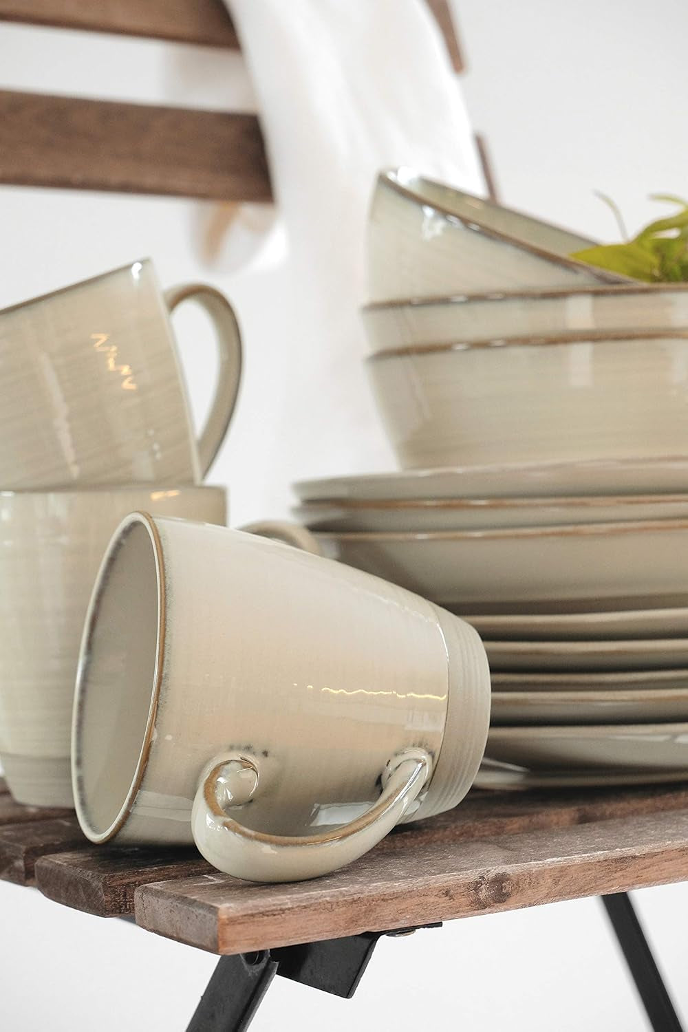 MÄSER 931371 Serie Nottingham Vintage Teller-Set Für 4 Personen, 8-Teiliges Tafelservice Mit Speiseteller Und Suppenteller Im Unregelmäßig Runden Retro Look, Steinzeug, Beige Seturi vesela masa Naty Shop