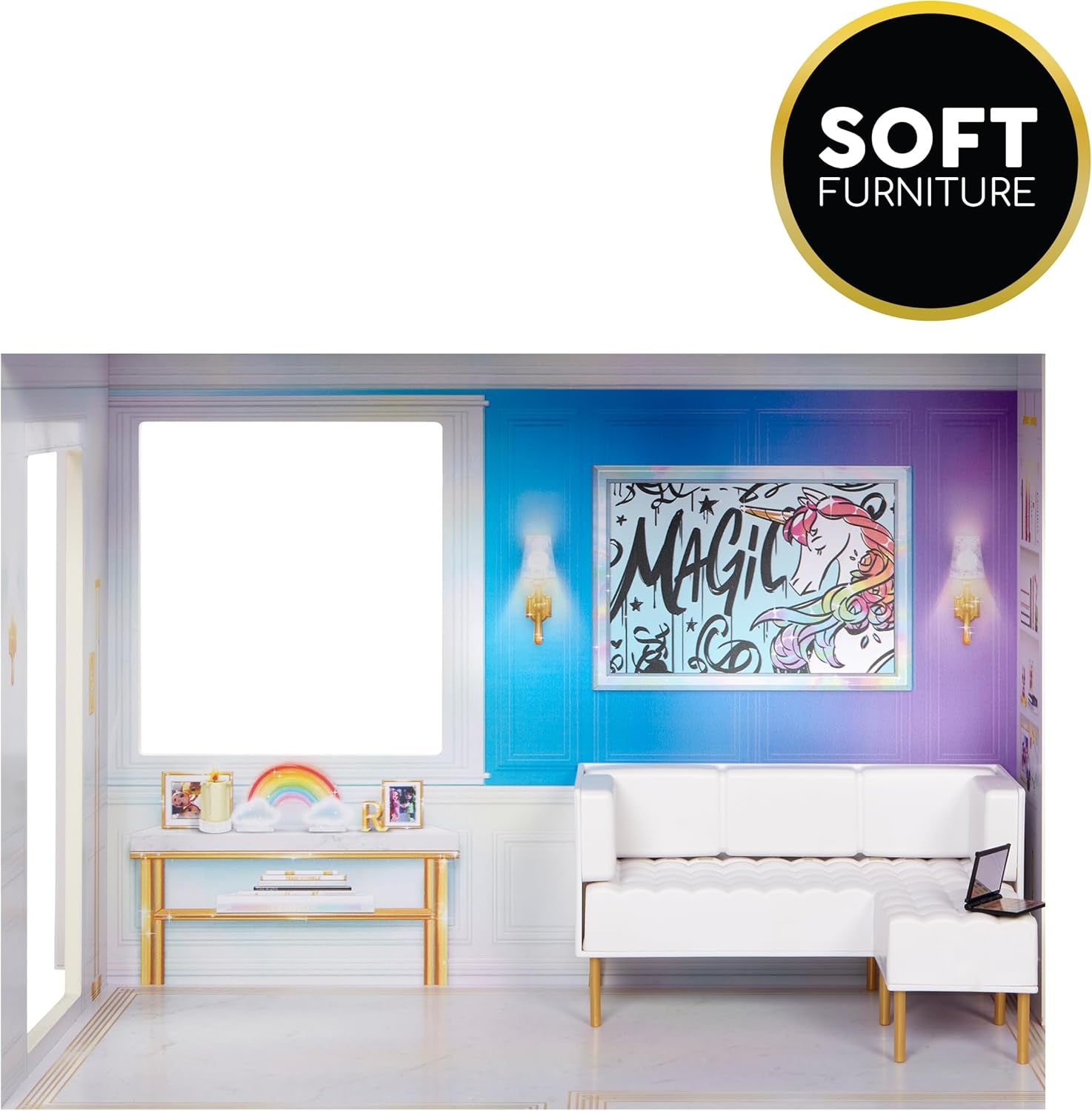 Rainbow High Townhouse – 3-stöckiges Puppenhaus aus Holz mit 5 farbenfrohen Zimmern und Terrasse – Komplett möbliertes Haus mit Aufzug und funktionalem Zubehör – Spielzeug für Kinder von 4–12+ Jahren Naty Shop Puppenhäuser