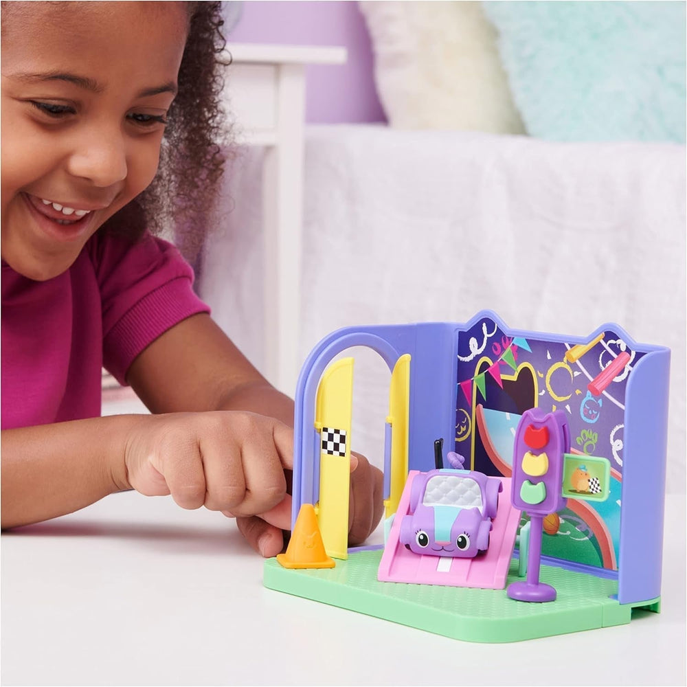 Gabby's Dollhouse Deluxe Room, cameră de joacă Purr-Ific, cameră de joacă cu mașină de jucărie Carlita, 2 piese de mobilier și 2 cutii surpriză cu accesorii, potrivită pentru copii de 3 ani și peste Casute de papusi Naty Shop